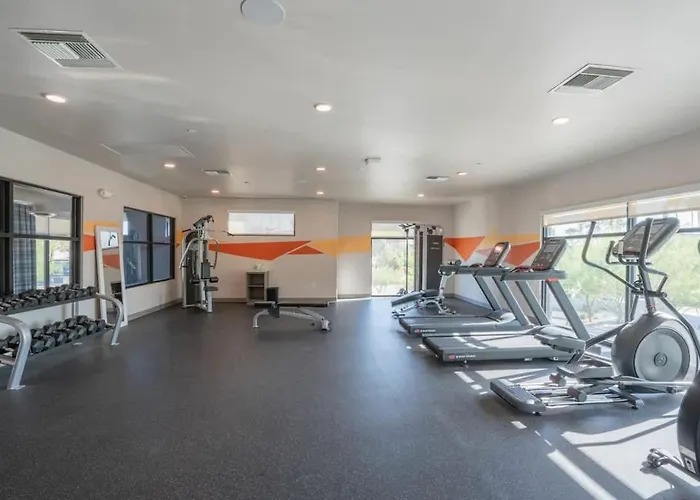 Posh 2bd - Gym, Pool, Parking, W-d - Sleeps 8 Apartment *