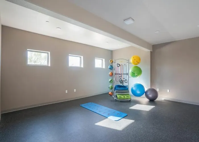 Apartment Posh 2bd - Gym, Pool, Parking, W-d - Sleeps 8 *