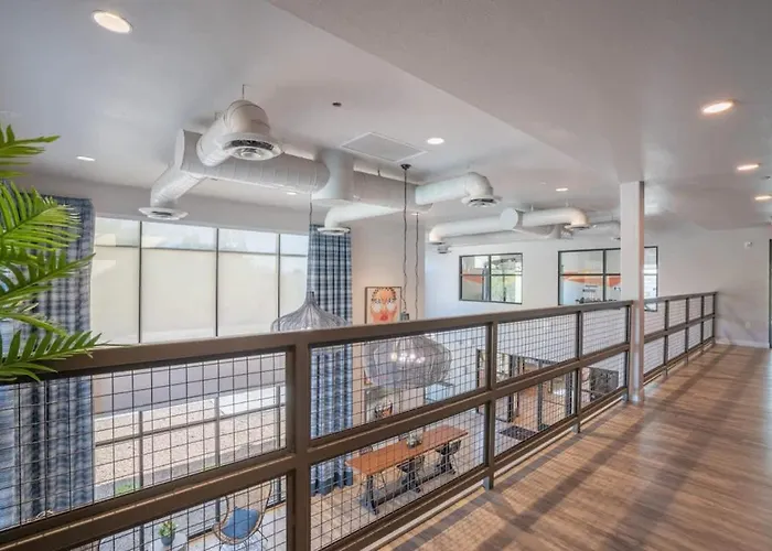 Posh 2bd - Gym, Pool, Parking, W-d - Sleeps 8