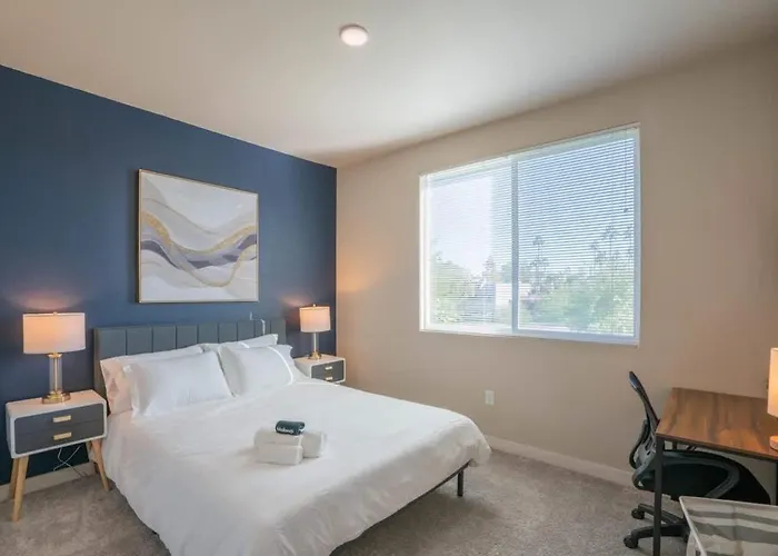 Posh 2bd - Gym, Pool, Parking, W-d - Sleeps 8 Apartment *