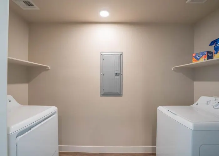 Posh 2bd - Gym, Pool, Parking, W-d - Sleeps 8 * Tempe