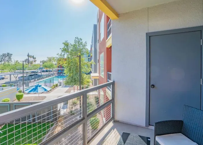 Posh 2bd - Gym, Pool, Parking, W-d - Sleeps 8