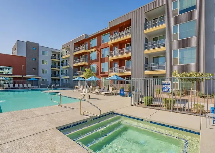 Posh 2bd - Gym, Pool, Parking, W-d - Sleeps 8 Apartment *