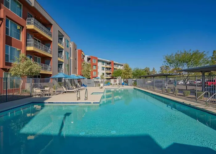 Apartment Posh 2bd - Gym, Pool, Parking, W-d - Sleeps 8 *