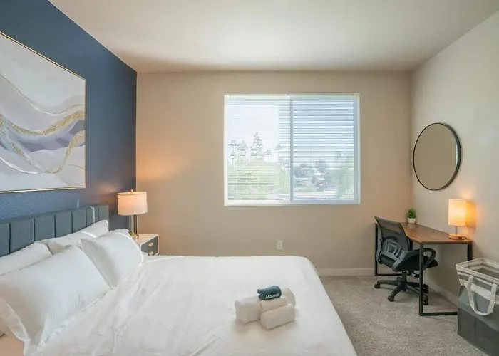 Posh 2bd - Gym, Pool, Parking, W-d - Sleeps 8 Apartment Tempe