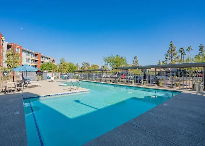 Posh 2bd - Gym, Pool, Parking, W-d - Sleeps 8
