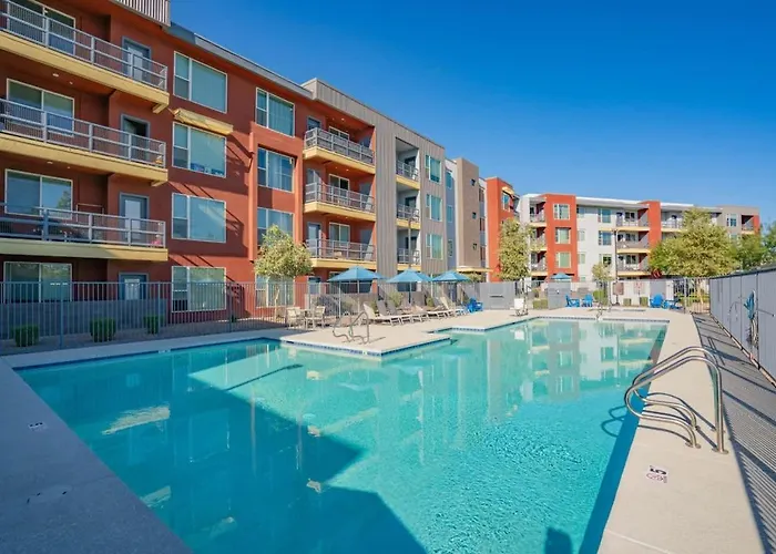 Posh 2bd - Gym, Pool, Parking, W-d - Sleeps 8 Apartment
