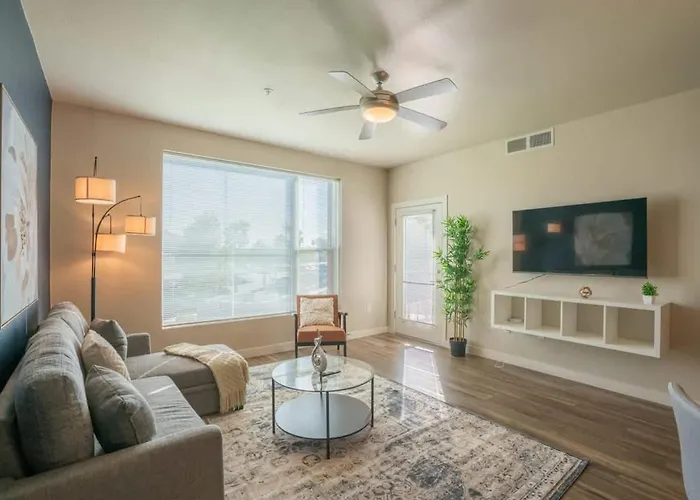Posh 2bd - Gym, Pool, Parking, W-d - Sleeps 8 Apartment