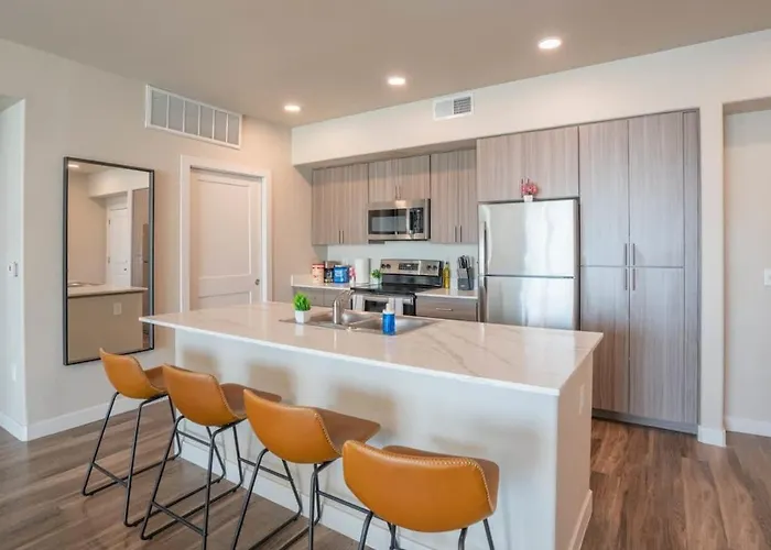 Apartment Posh 2bd - Gym, Pool, Parking, W-d - Sleeps 8