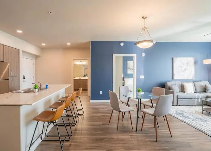 Posh 2bd - Gym, Pool, Parking, W-d - Sleeps 8 Apartment *