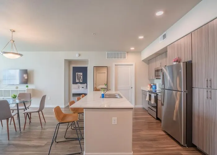 Apartment Posh 2bd - Gym, Pool, Parking, W-d - Sleeps 8